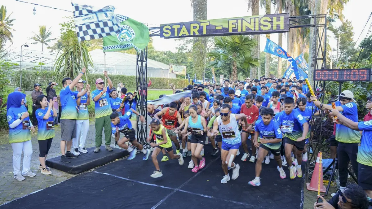 FLAG OFF: Owner Taman Botani Sukorambi, Febrian Ananta Kahar, memberangkatkan ratusan pelari dalam BOTANICAL RUNvolution 2026 di Taman Botani Sukorambi, Minggu (19/4). (Dok. Taman Botani Sukorambi)