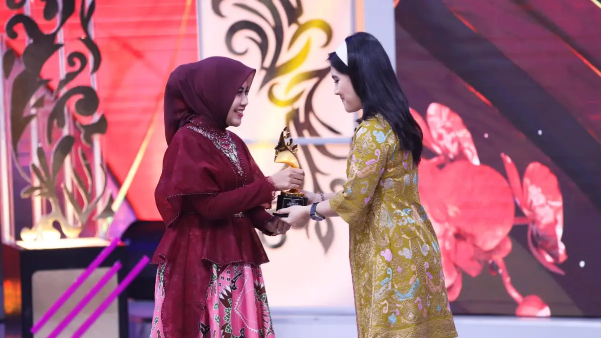HARUMKAN JEMBER: Ketua TP PKK Jember Ghyta Eka Puspita atau Ning Ghyta menerima apresiasi Puspa Cita, saat malam penganugerahan sosok pemimpin perempuan, di Jakarta, Selasa (21/4). (DISKOMINFO JEMBER)