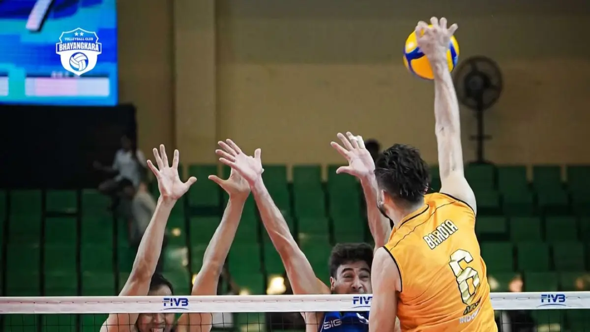 KETAT: Pemain Jakarta Bhayangkara dan Jakarta LavAni berdua di udara dalam babak final four Proliga 2026, beberapa hari lalu. (IG: bhayangkaravolley)