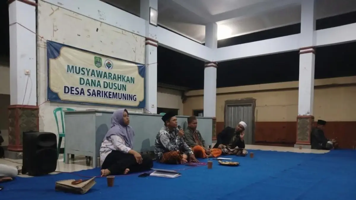 MUSYAWARAH: Perangkat desa Sarikemuning, Kecamatan Senduro saat melakukan musyawarah transparansi dana dusun (DD)
