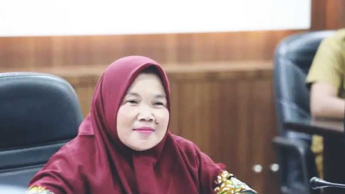 "Kami menyesalkan kejadian tersebut. Semoga beliau bisa bermuhasabah atas kejadian ini."
Sunarsi Khoris, Ketua Komisi D DPRD Jember. (SIDKIN ALI/RADAR JEMBER)