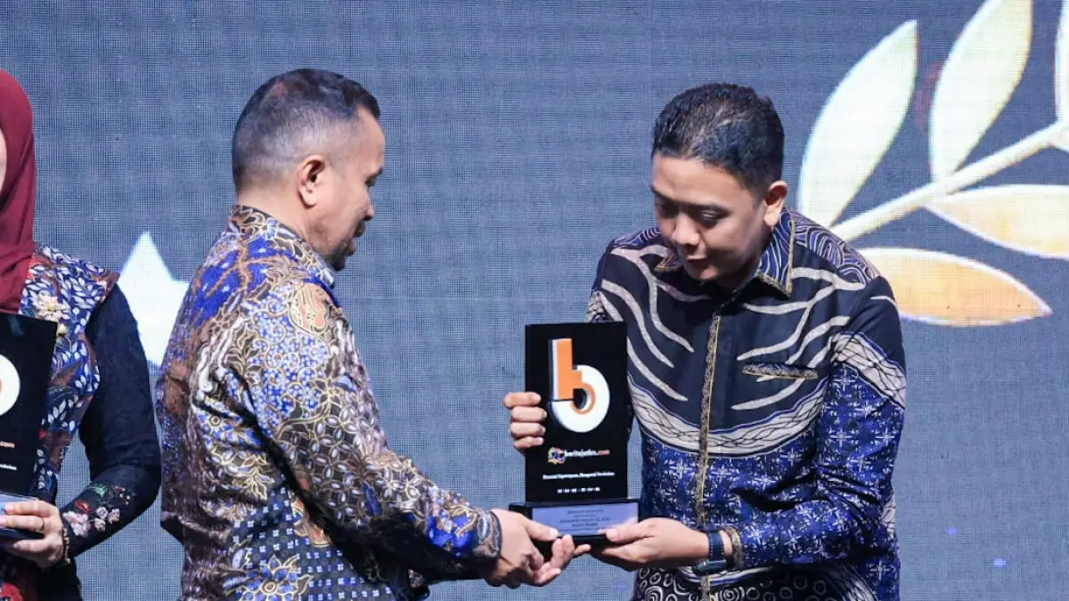 SUNTIKAN VITAMIN: Mewakili Bupati Jember Muhammad Fawait, Kadiskominfo Regar Jeane, menjemput penghargaan sebagai Tokoh Pengentasan Kemiskinan Berbasis Akselerasi Pembangunan, di Surabaya, Selasa (21/4). (DISKOMINFO JEMBER)