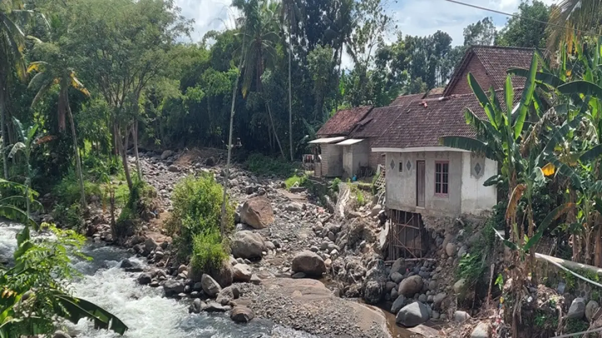HASIL NORMALISASI: Kondisi aliran sungai baru di Dusun Pertelon, Desa Pakis, Kecamatan Panti yang kini kering setelah bagian hulu ditutup menggunakan bronjong. (JUMAI/RJ)