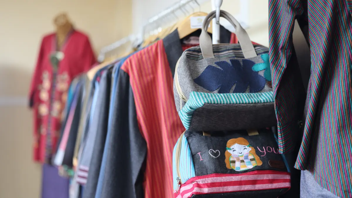 Keunggulan utama Diopeni terletak pada penggunaan kain tenun motif lurik dengan desain kontemporer yang eksklusif.