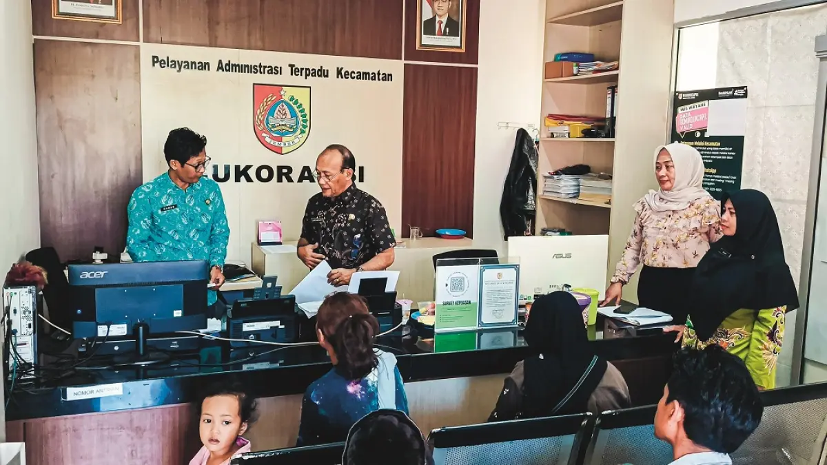 MAKIN DEKAT DAN MUDAH: Sejumlah warga saat mengurus layanan Adminduk di Kantor Kecamatan Sukorambi, (23/4). (MAULANA/RADAR JEMBER)