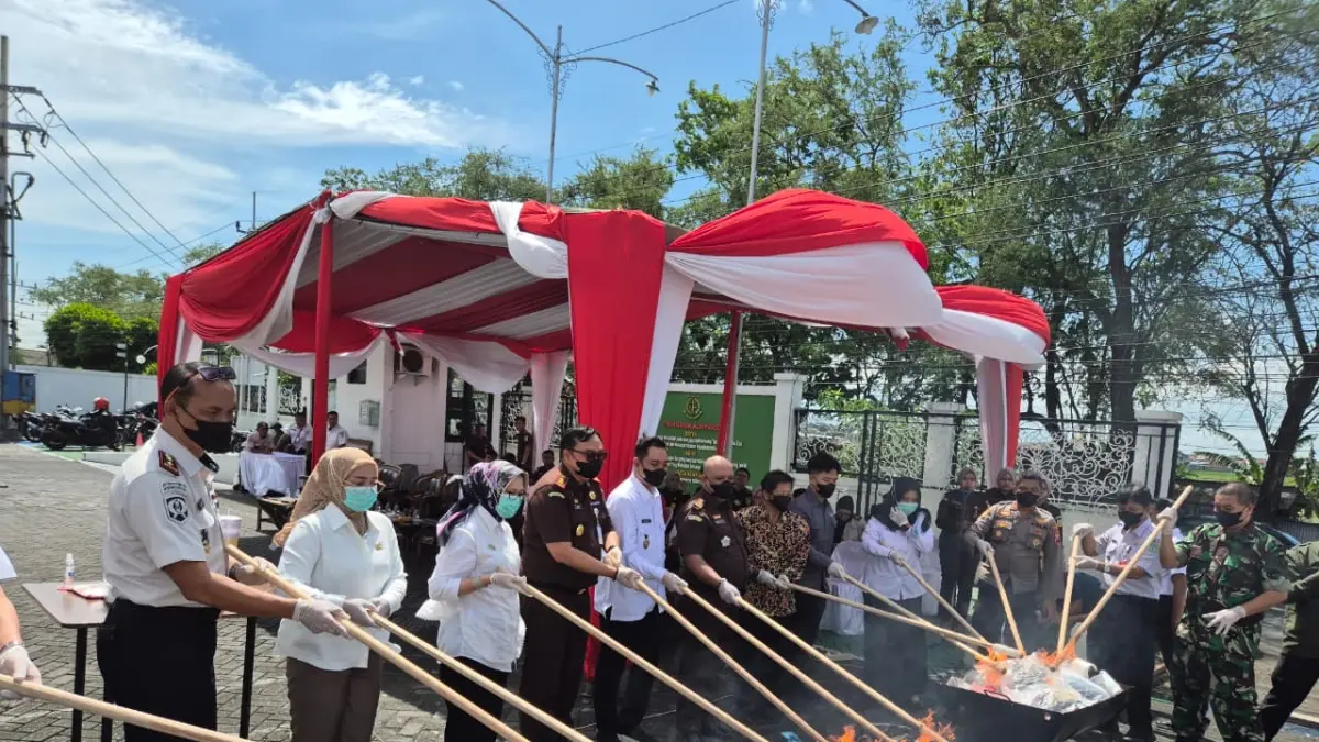 MUSNAHKAN: Bupati Lumajang bersama jajarannya saat melakukan pemusnahan barang bukti di halaman kantor Kejasaan Negeri Lumajang, kemarin.
