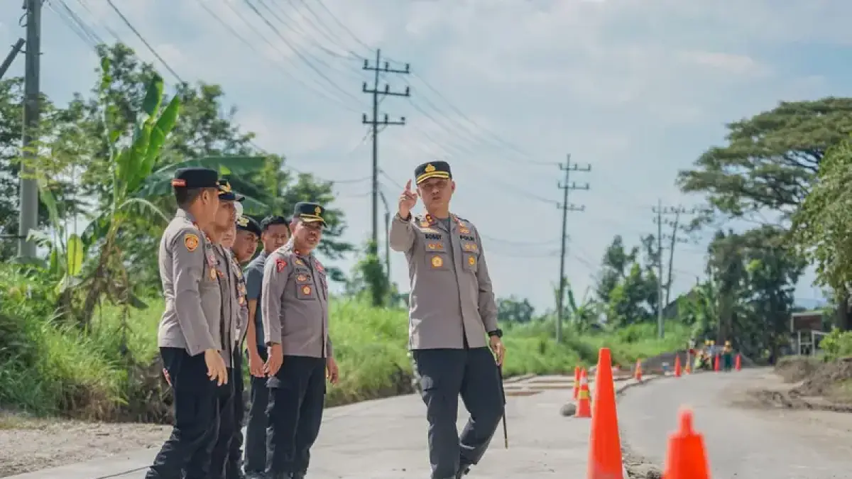 PEMANTAUAN: Kapolres Jember AKBP Bobby tinjau langsung penertiban lalu lintas di kawasan selatan Jember. (POLRES JEMBER)
