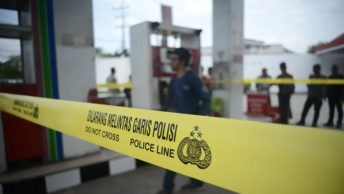 SEGEL: Situasi SPBU Jalan Teuku Umar saat disegel karena kedapatan menyalurkan solar bersubsidi ke truk yang berisi drum pada 18 Maret lalu. (M ADHI SURYA/RADAR JEMBER)
