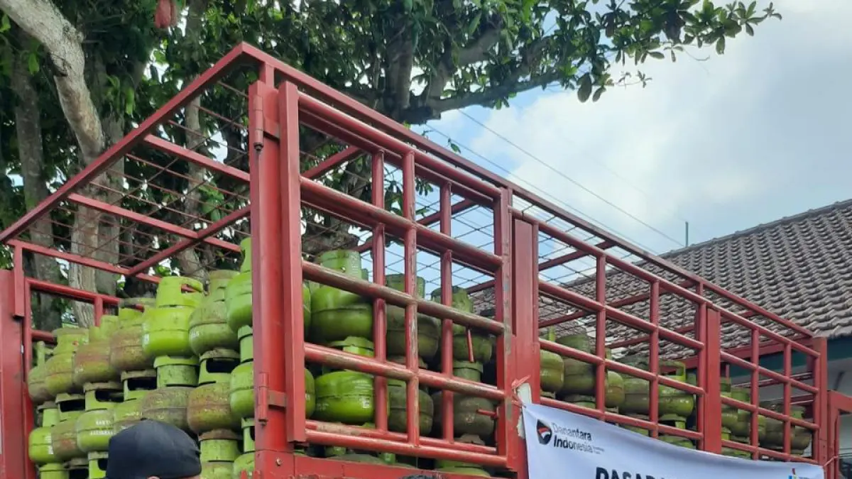 TABUNG UNTUK WARGA MISKIN: Operasi pasar murah LPG 3 kilogram di Kecamatan Gumukmas, Senin (20/4). Ini untuk memastikan masyarakat mendapatkan gas melon dengan mudah dan murah. (HUMAS PERTAMINA)