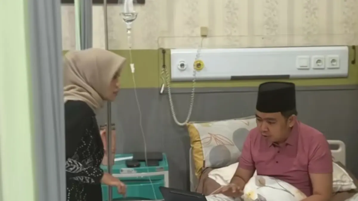TAK KENDURKAN SEMANGAT: Bupati Gus Fawait, ditemani Ning Ghyta, saat memimpin jalannya rapat koordinasi melalui zoom, saat menjalani rawat inap di RSD dr. Soebandi Patrang Jember (21/4). (DOK. GUS FAWAIT)