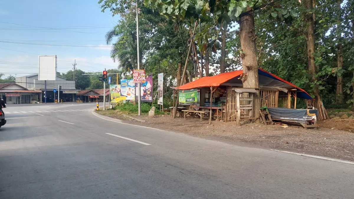 BERDIRI LAGI: Warung yang kembali berdiri dan berjualan di pinggir jalan Rambipuji-Balung yang dikhawatirkan memicu munculnya warung lainnya. (JUMAI/RJ)