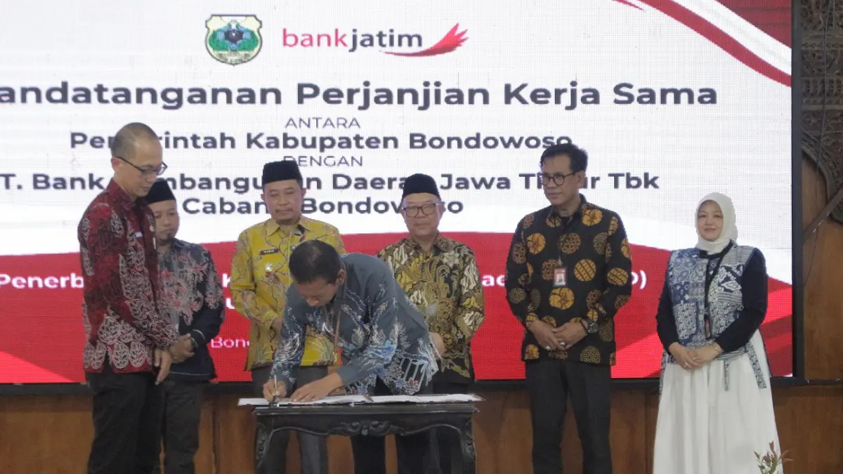 DEAL: Pemimpin Cabang PT Bank Pembangunan Daerah Jawa Timur Bondowoso, Heru Widodo melakukan penandatanganan perjanjian kerjasama tentang penerbitan kartu kredit pemerintah daerah.