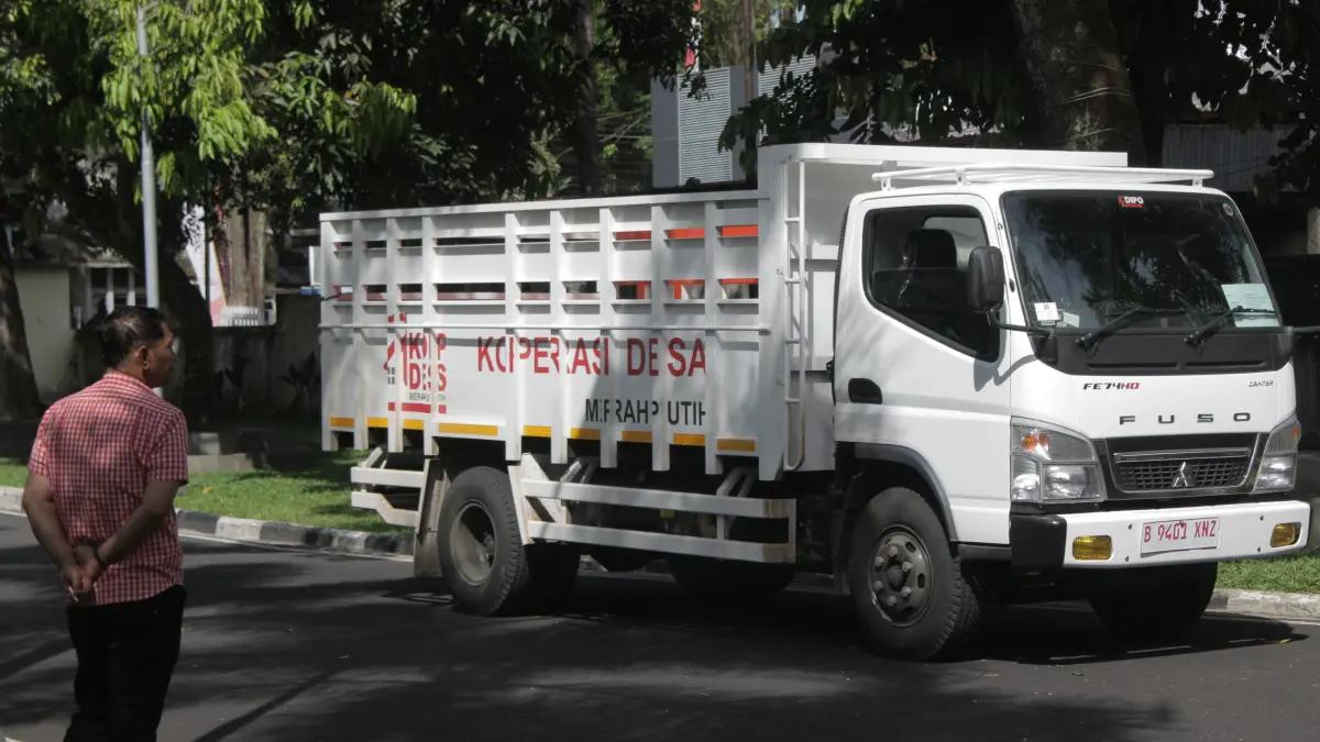 DIUJI COBA: Salah seorang penerima truck KDMP di Bondowoso membawa fasilitas yang baru diserahkan di Pendapa Raden Bagus Asra. (ILHAM/RJ)