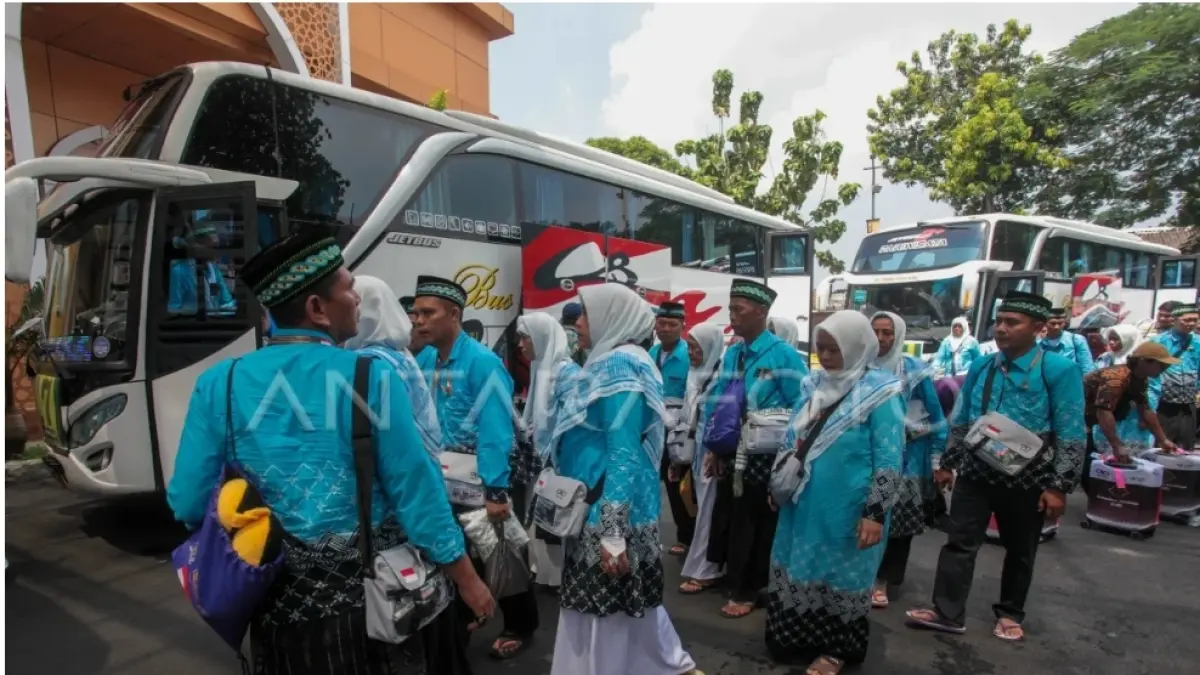 Jamaah calon haji turun dari bus setibanya di Asrama Haji Embarkasi Surabaya (AHES), (ft:ANTARA)