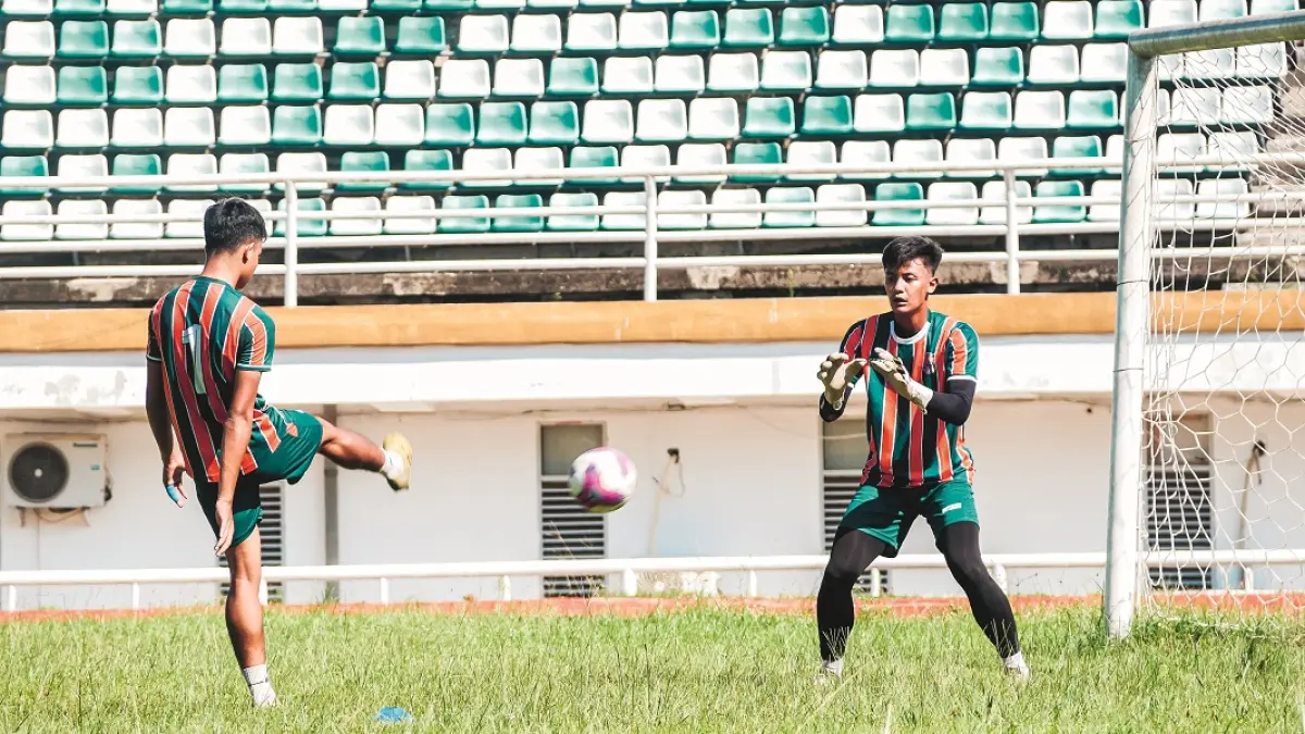 MATANGKAN PERSIAPAN: Pemain Persid Jember berlatih di Stadion Jember Sport Garden (JSG) Ajung, beberapa hari lalu. Besok sore (26/4), tim ini berencana uji coba dengan Persikoba Kota Batu. (SIDKIN ALI/RADAR JEMBER)