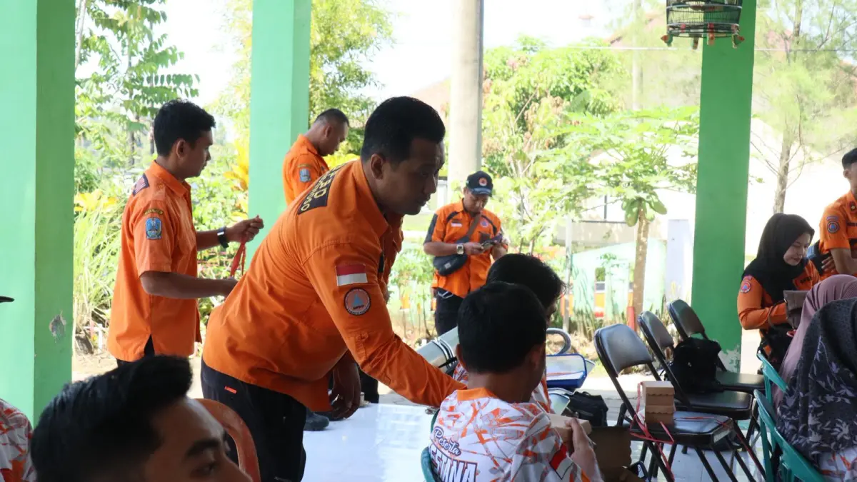 MENGIKUTI: Sejumlah pemuda di Desa/Kecamatan Binakal saat mengikuti pembentukan destana. (BPBD)