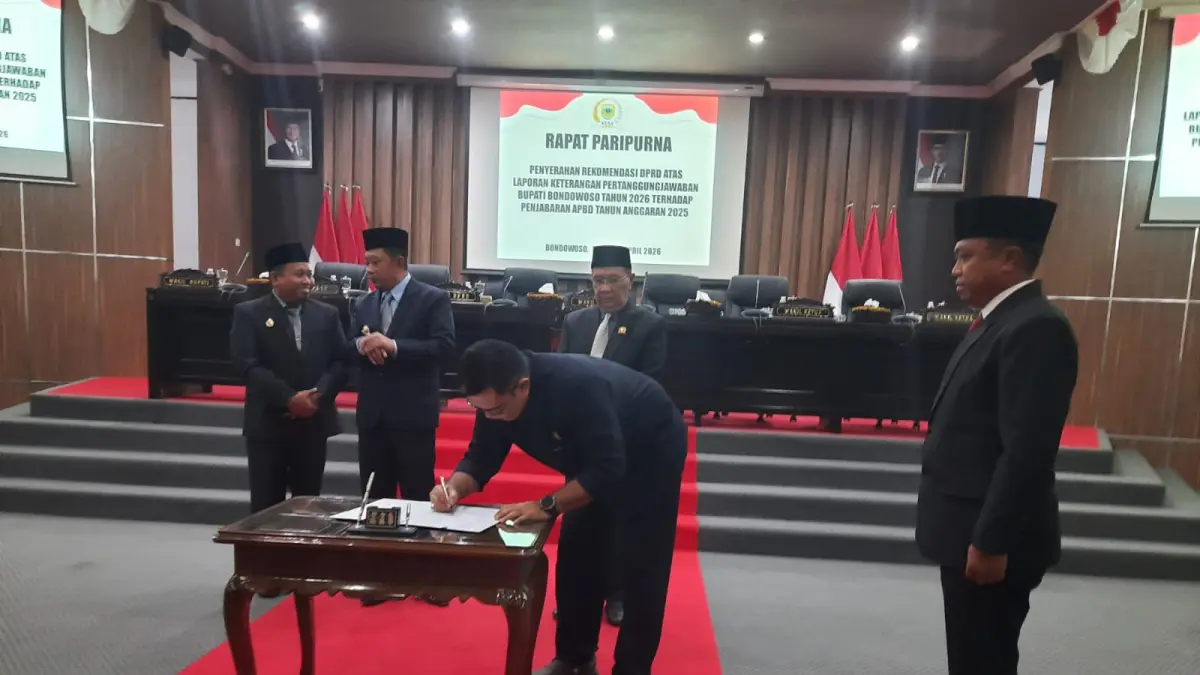 MENYETUJUI: Bupati Bondowoso dan sejumlah pimpinan Dewan saat menyetujui LKPJ tahun 2025, kemarin (22/4).
