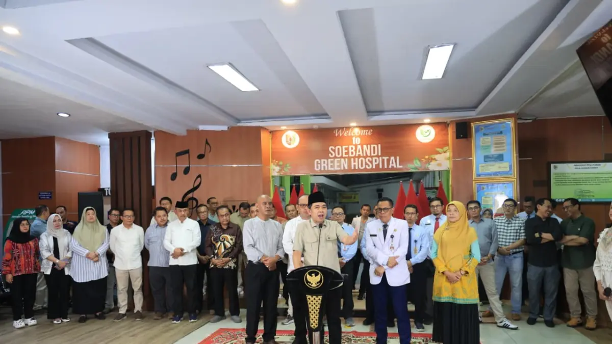 SAMPAIKAN PROGRES KINERJA: Bupati Gus Fawait, memberikan keterangan terbuka bertajuk Pro Guse Update, ditemani sekda, direksi RSD, dan jajaran kepala OPD, di RSD dr Soebandi, Kamis (23/4) malam. (DISKOMINFO)
