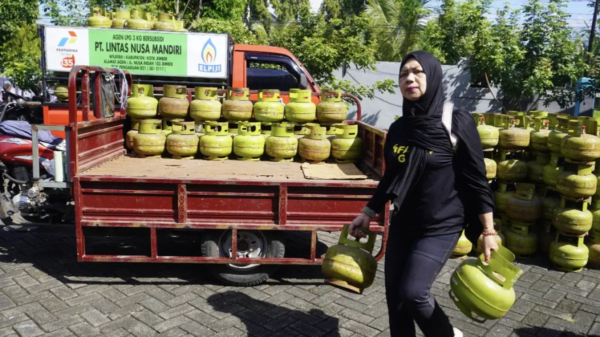 Sejumlah warga saat membeli gas melon saat pasar murah, di kantor Kecamatan Sukorambi, Kamis (23/4/2026). (Foto: Maulana/Radar Jember)