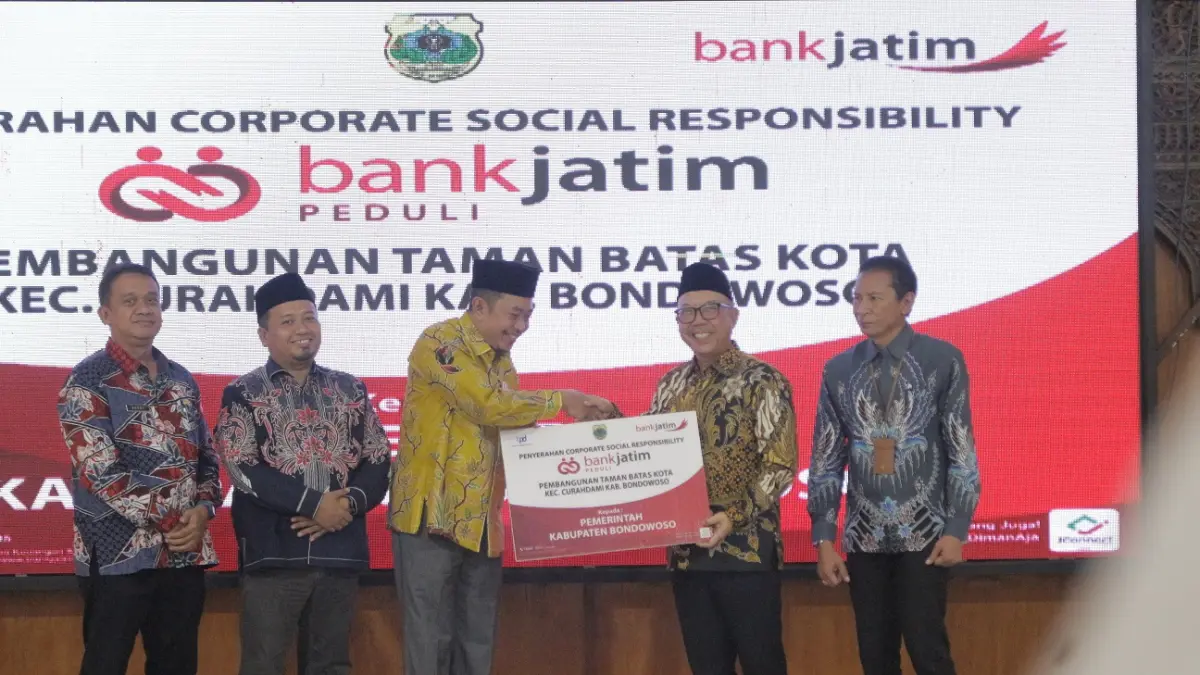 SERAHTERIMA: Wakil Direktur Utama PT Bank Pembangunan Daerah Jawa Timur, R Arief Wicaksono secara simbolik menyerahkan CSR kepada Bupati Bondowoso, Abd Hamid Wahid, kemarin (23/4)