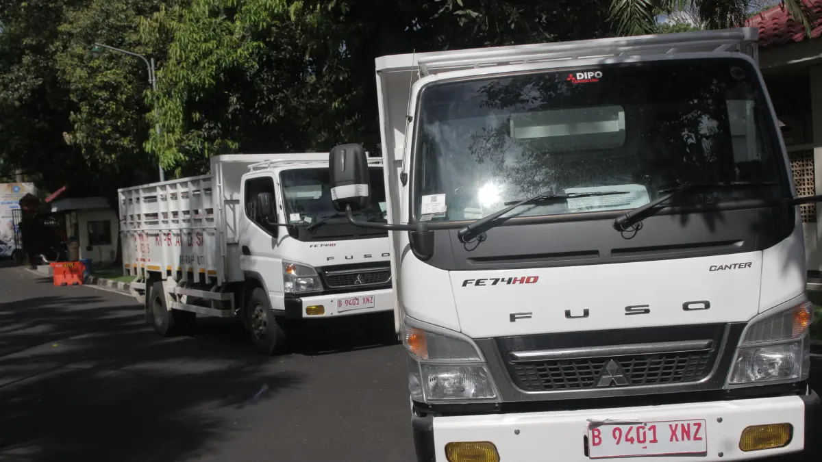 SUDAH READY: Tampak sejumlah unit truk Koperasi Desa Merah Putih (KDMP) sudah datang di Pendapa Bupati Bondowoso. Nantinya truk-truk ini siap menjadi kendaraan operasional bagi KDMP. (ILHAM/RJ)