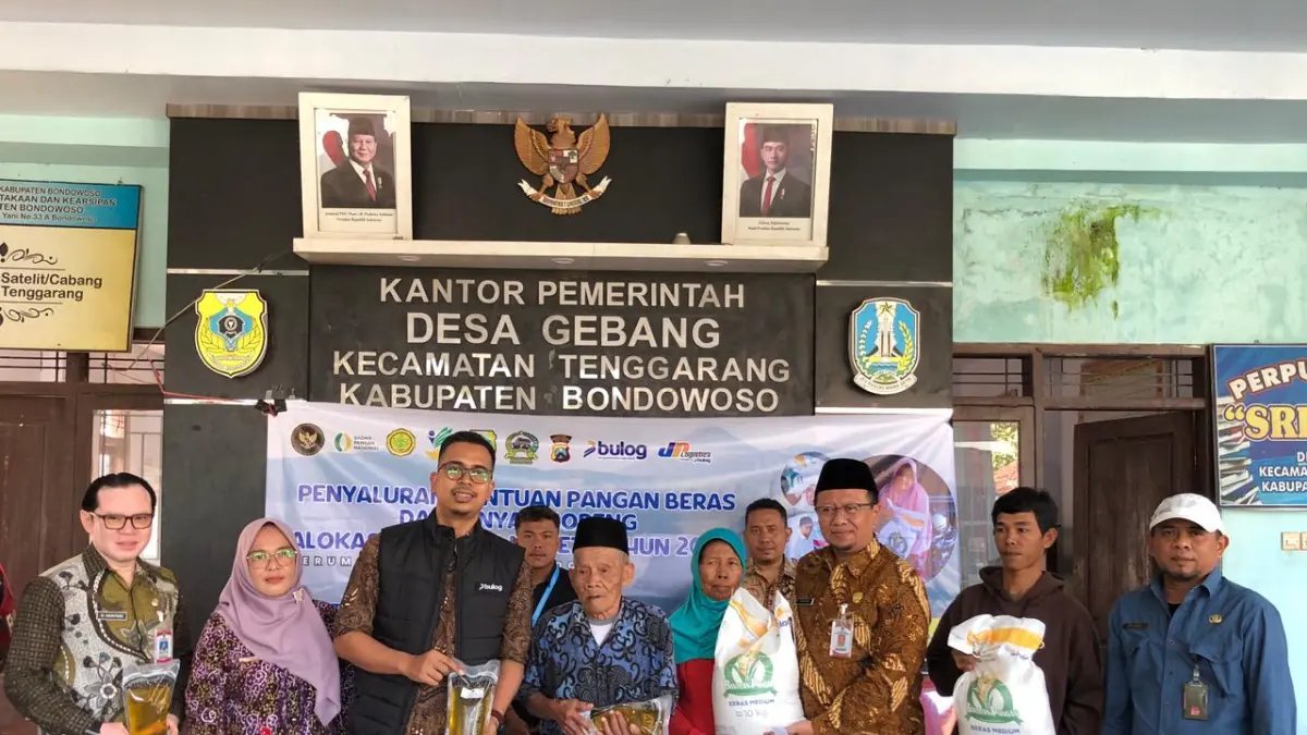TERSALURKAN: Petugas gabungan menyerahkan bantuan pangan kepada para penerima yang sudah ditetapkan sebelumnya.

