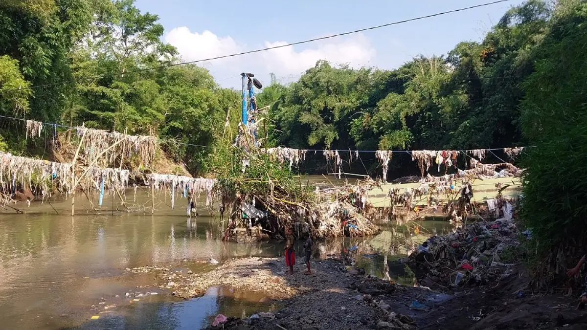 TINGGAL KENANGAN: Kondisi Jembatan Darus Desa Jubung, Kecamatan Sukorambi yang putus. Jembatan ini cukup vital sebagai akses masyarakat setempat. (JUMAI/RADAR JEMBER)
