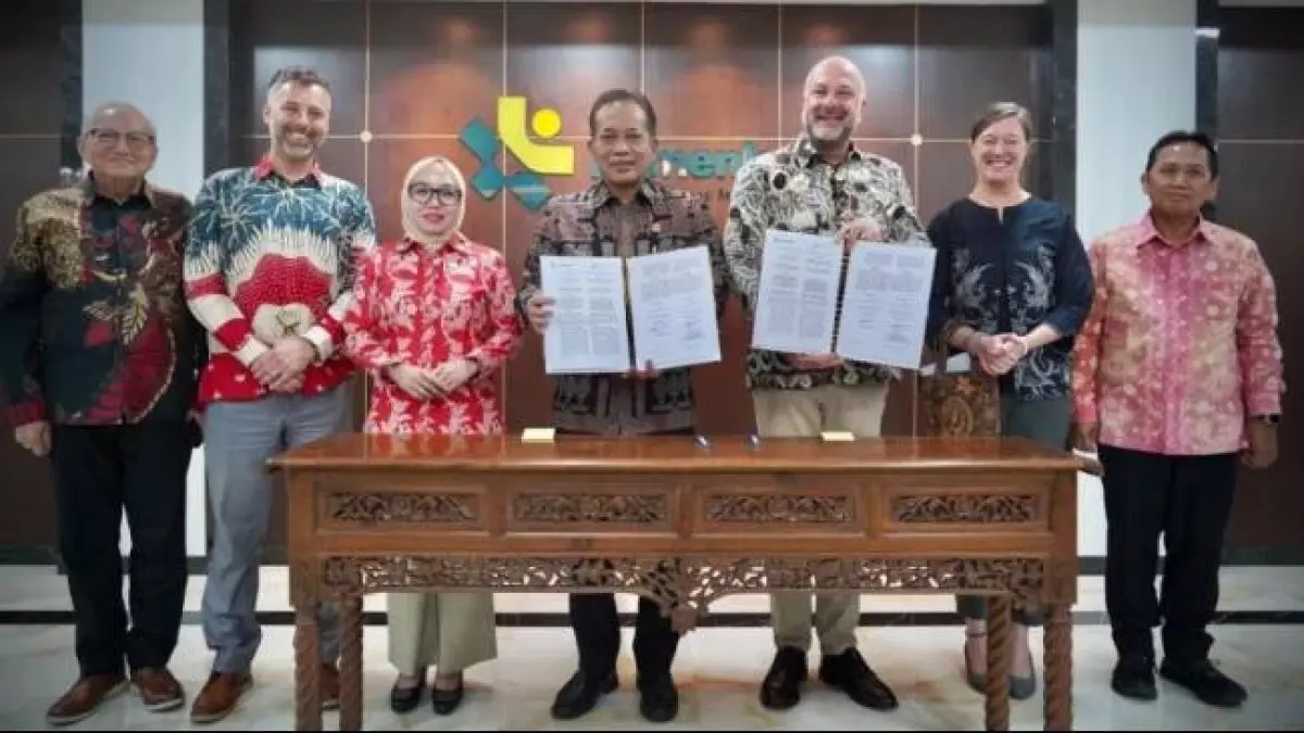 Kementerian Koperasi (Kemenkop) kerja sama dengan Co‑operative Development Foundation (CDF) of Canada dengan penandatanganan nota kesepahaman (MoU) antara Menteri Koperasi Ferry Juliantono dan Executive Director CDF Benoit Andre di Jakarta, Kamis (23/4/2026). (Sumber: ANTARA/HO-Kemenkop)
