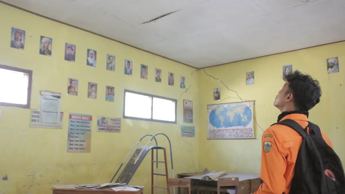 BANYAK RETAK: Dinding kelas SDN Banyuwulu 2 yang sudah banyak retak-retak. Kondisi ini juga membuat banyak siswa tak nyaman dan merasa was-was.