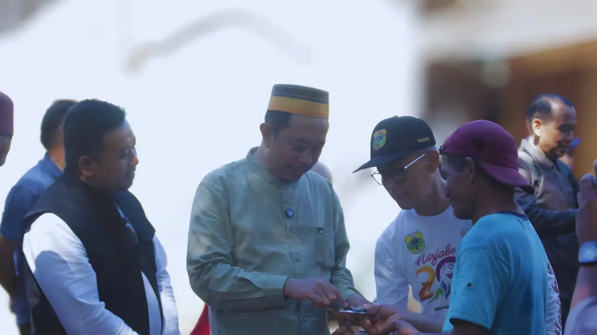 Bupati Bondowoso, Abdul Hamid Wahid (tengah) Bersama Wakil Bupati Bondowoso As