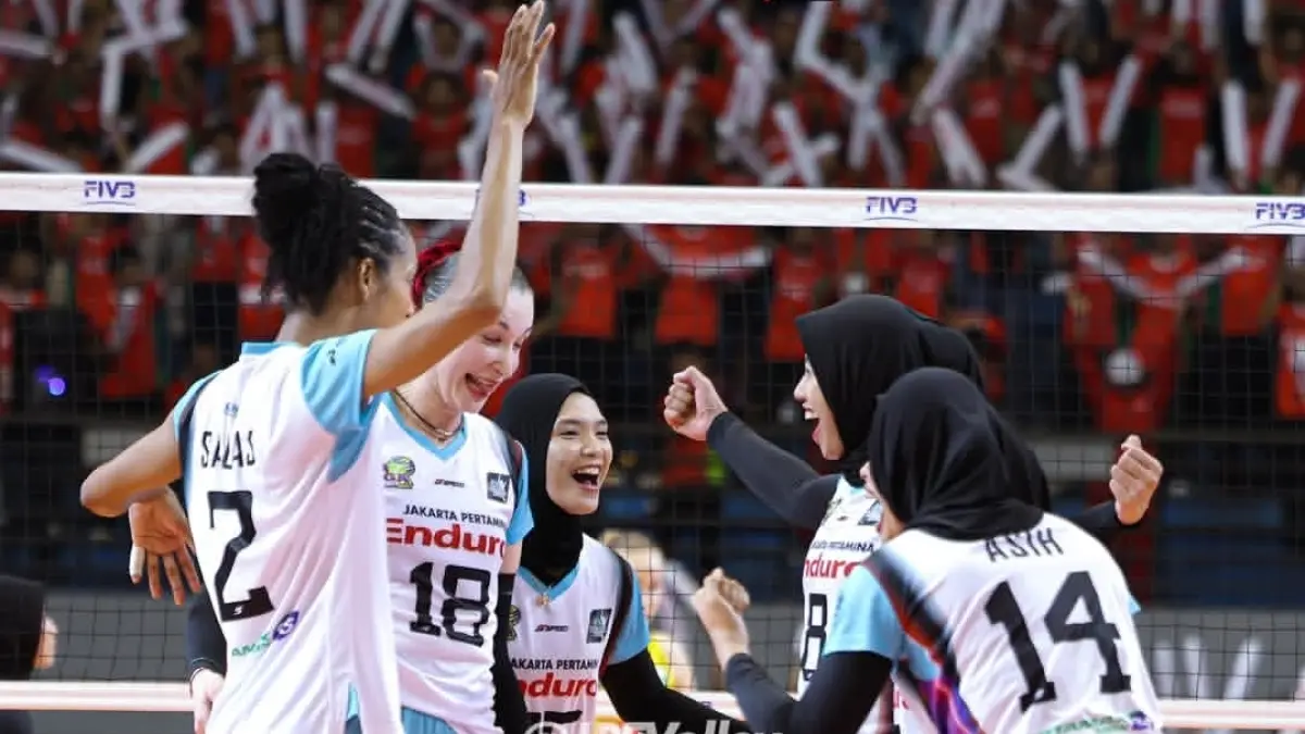 Pemain Jakarta Pertamina Enduro melakukan selebrasi ketika menjalani laga leg pertama Grand Final Proliga 2026. (IG: jpevolley)