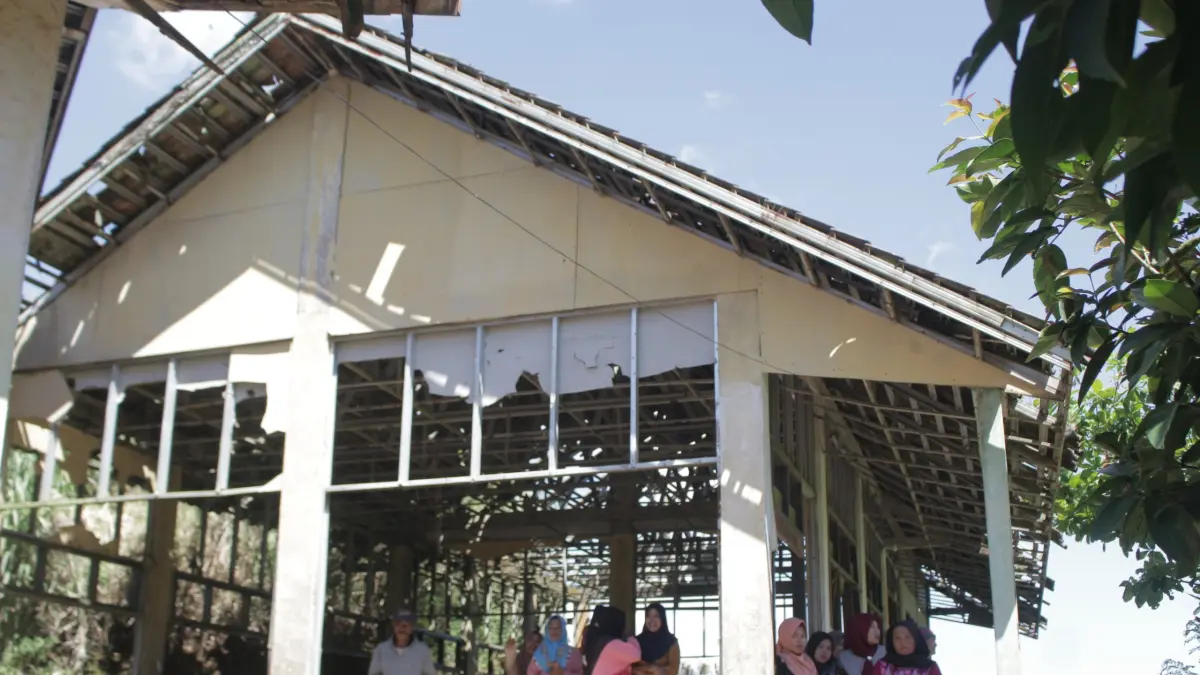 TAK LAYAK: Kondisi bangunan SDN Banyuwulu 4 yang Gedung kelasnya sangat memprihatinkan. Tampak langit-langit atapnya bisa saja jatuh sewaktu-waktu. (ILHAM/RJ)