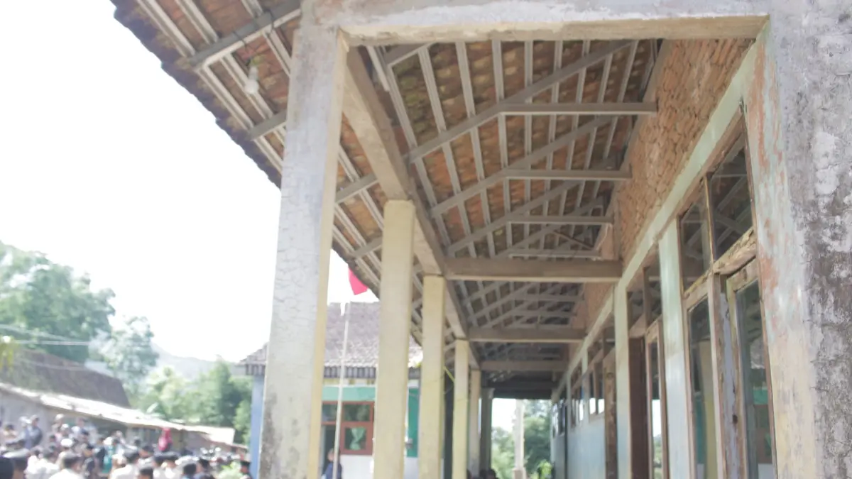 TAK LAYAK: Kondisi bangunan SDN Banyuwulu 4 yang Gedung kelasnya sangat memprihatinkan. Tampak langit-langit atapnya bisa saja jatuh sewaktu-waktu. (ILHAM/RJ)