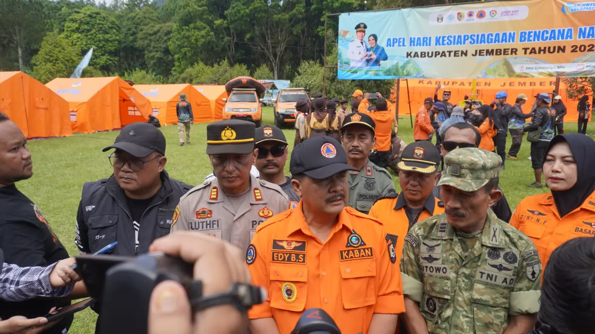 Kepala BPBD Jember, Edy Budi Susilo (tengah) memberikan keterangan seusai apel akbar puncak Hari Kesiapsiagaan Bencana (HKB) 2026, di Agrowisata PPG Desa Sidomulyo, Kecamatan Silo, Jember, Sabtu (25/4/2026). (Foto: Maulana/Radar Jember)