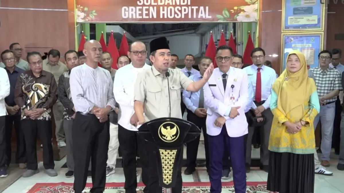 PAPARKAN TARGET KINERJA: Bupati Gus Fawait saat memberikan keterangan terbuka, di forum Proguse Update di RSD dr. Soebandi, (23/4). (Maulana/Radar Jember)
