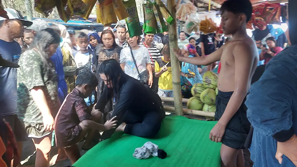 PERLU KESADARAN TINGGI: Ida, ortu tiga anak yang terseret ombak sempat dihujat warga karena teledor saat main TikTok, sementara anaknya nyaris tenggelam. (JUMAI/RADAR JEMBER)
