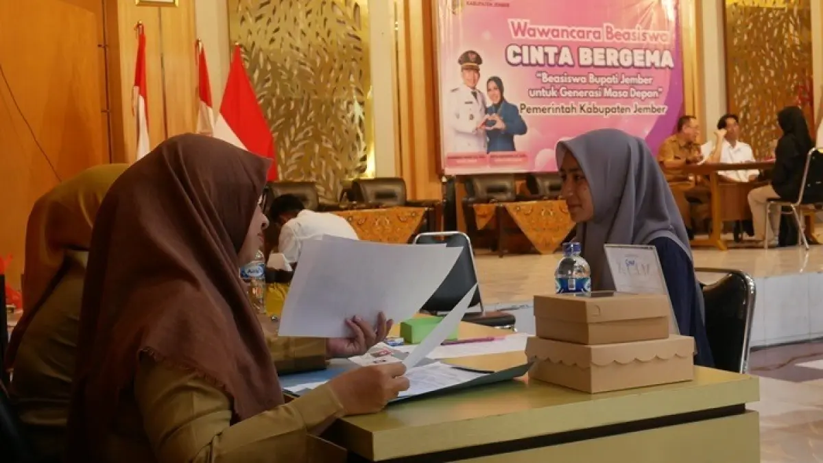 SELESKI KETAT: Dokumentasi wawancara calon penerima beasiswa Cinta Bergema 2025 lalu. Tahun ini, Pemkab bakal membuka beasiswa lagi. (DOK RADAR JEMBER)