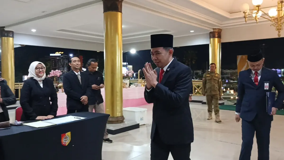 TERUS PERKUAT KOLABORASI: Bupati Fawait saat kesempatan menyapa para ASN lingkungan Pemkab Jember. Dalam banyak kesempatan, ia selalu mengutarakan permintaannya kepada para ASN agar ikut membantunya dalam penanganan kemiskinan Jember. (MAULANA/RADAR JEMBER)
