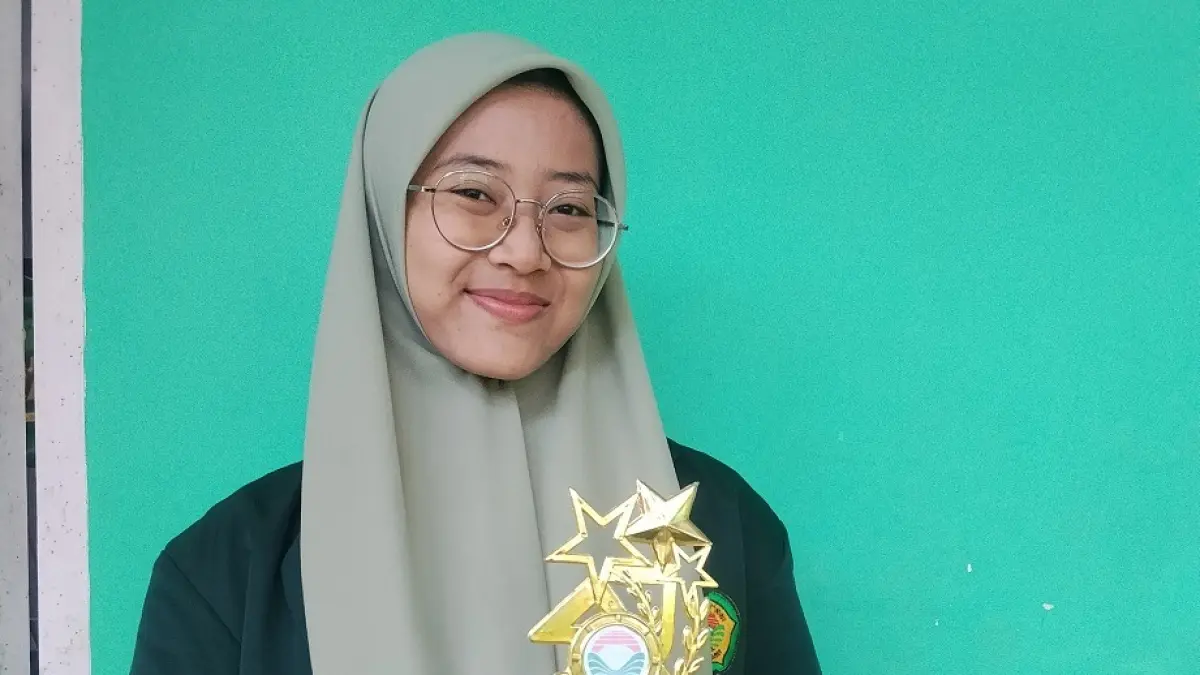 ANGKAT TROPHY : Siswi MA Unggulan Nuris Jember sabet juara Presentasi Aswaja tingkat kabupaten. (MA UNGGULAN NURIS JEMBER)