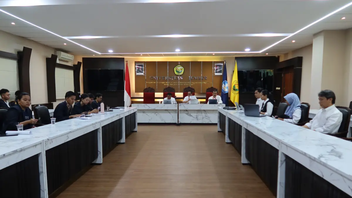 Audiensi Aliansi Mahasiswa UNEJ dengan rektorat yang diwakili Wakil Rektor I dan III. (HUMAS UNEJ)