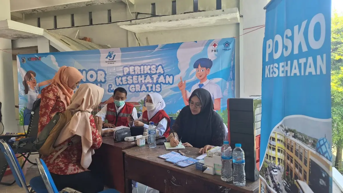 BAKSOS:Kegiatan pemeriksaan gratis peringati hari Kartini beberapa hari lalu oleh IKA 83 SMAN 1 Jember. (RBSS)