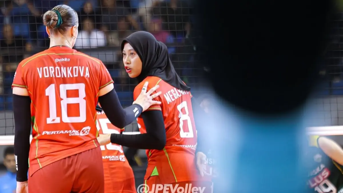 Megawati Hangestri Pertiwi berkoordinasi dengan rekan setimnya di Jakarta Pertamina Enduro pada Proliga 2026 lalu. (IG: jpevolley)