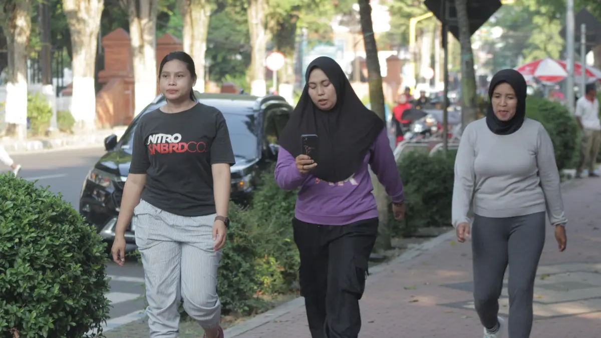 MENIKMATI: Sejumlah pengunjung saat berada di kawasan Alun-alun Bondowoso. Persoalan RTH yang nyaman masih menjadi permasalahan di Bondowoso. (FAQIH)