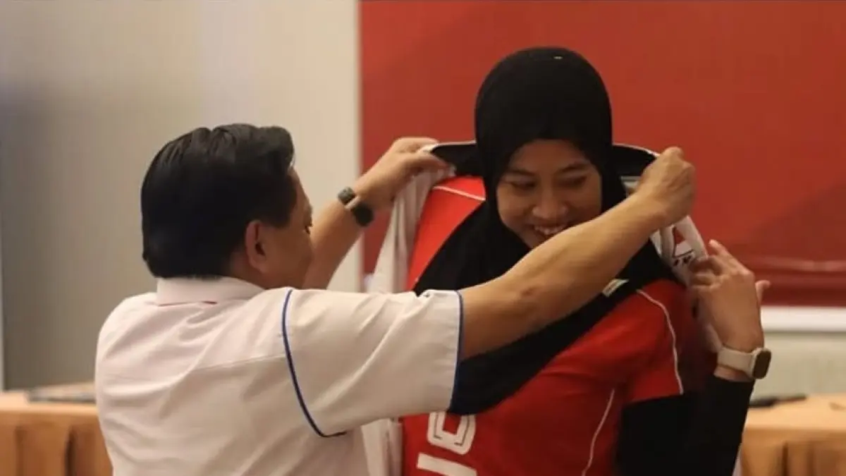 Pengurus PBVSI memberikan jaket kontingen Indonesia kepada Megawati Hangestri Pertiwi dalam pelepasan atlet ke Sea Games 2025 lalu. (Foto: PBVSI)