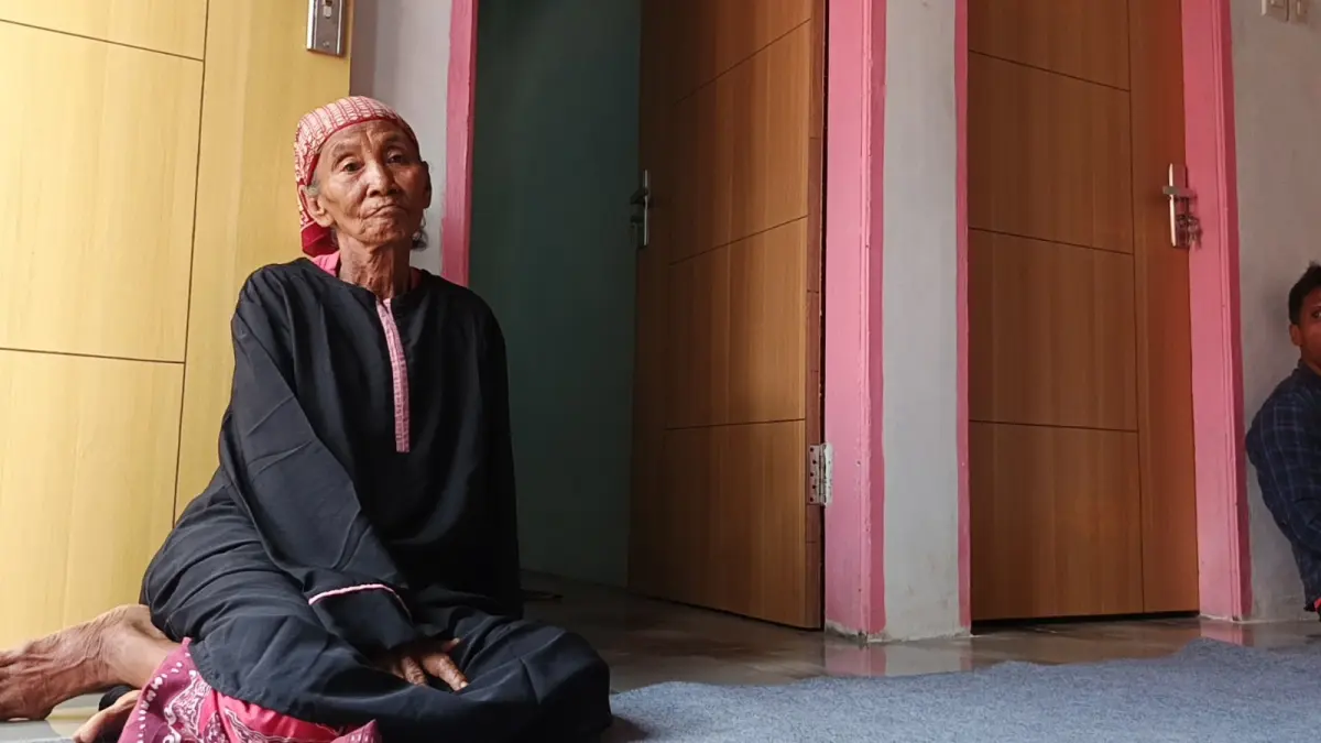 TERUS AKTIF: Selami, lansia asal Dusun Krajan, Desa Kemuningsari Lor, Panti, yang terus bergerak aktif meski telah memasuki usia 80 tahun. (MAULANA/RADAR JEMBER)