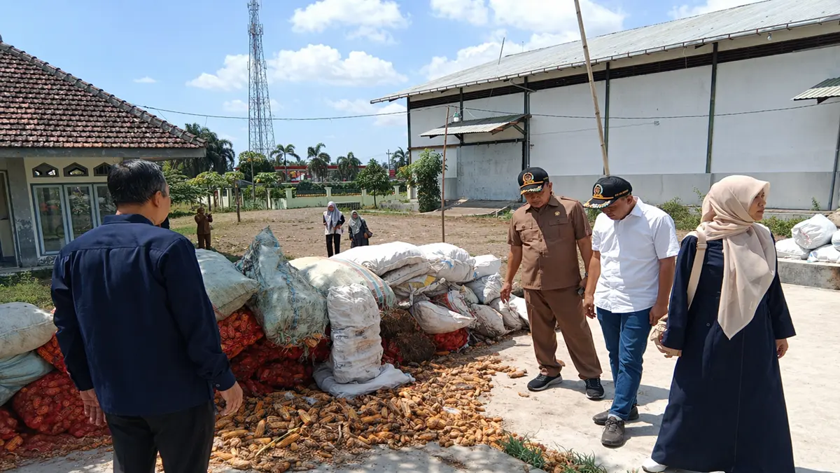 TINJAU LANGSUNG: Sejumlah anggota komisi II DPRD Bondowoso saat meninjau kondisi aset pemkab yang mangkrak beberapa waktu lalu. (DOK RADAR IJEN)