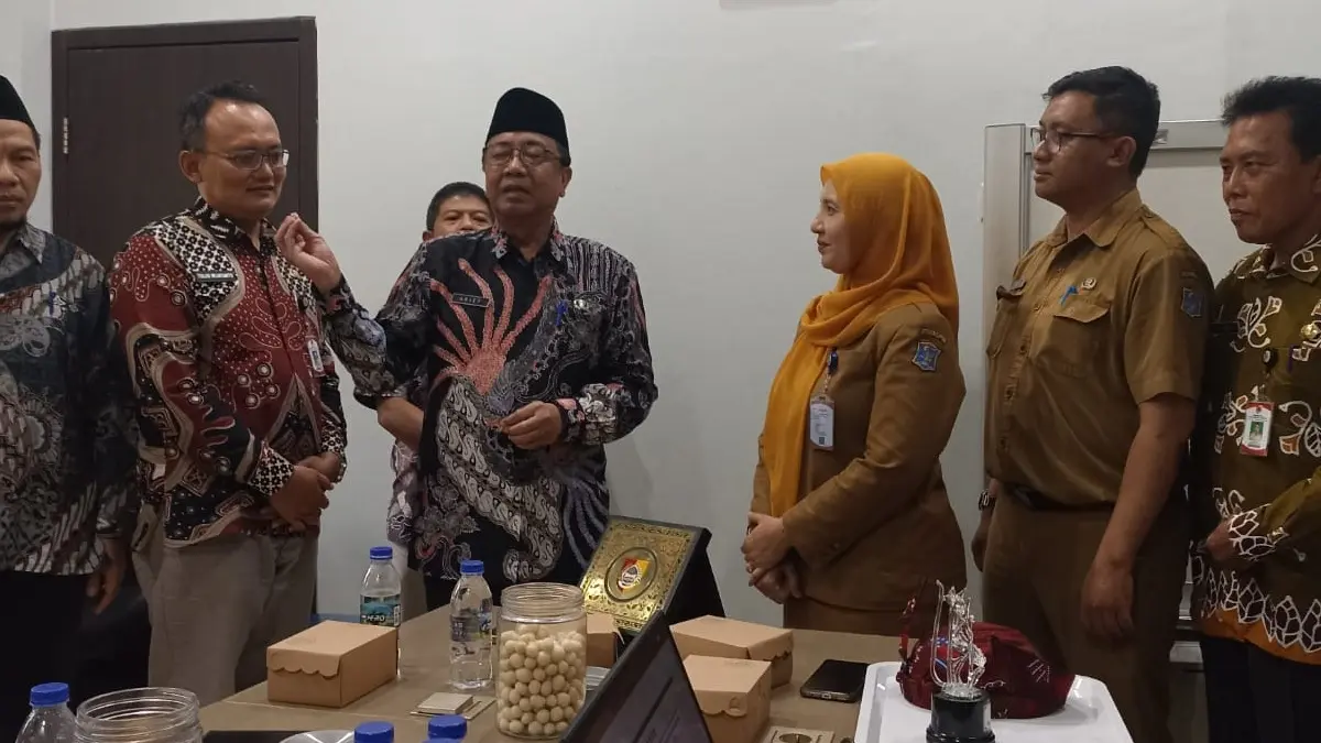 BELAJAR LANGSUNG:&nbsp;Jajaran Dispendik Jember saat studi tiru di Dispendik Kota Surabaya, pekan lalu. Ini untuk meningkatkan layanan pendidikan di Jember ke depannya. (DISPENDIK JEMBER)