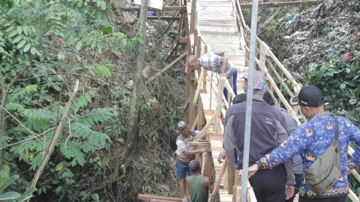 BERBAHAYA: Pasca diterjang banjir, jembatan darurat di sekitar Jembatan Sentong kini ditutup, setelah sempat dibukan untuk pejalan kaki. (ILHAM WAHYUDI)