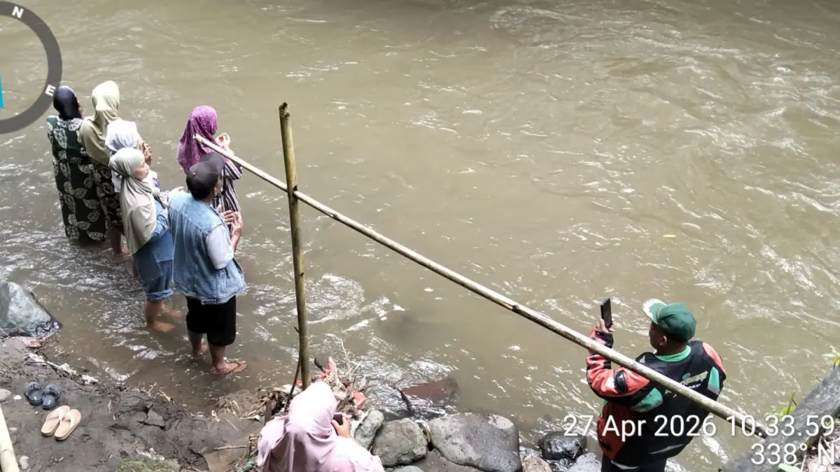 BERHARAP DITEMUKAN: Keluarga korban mendatangi lokasi tempat korban mandi dengan melakukan tabur bunga dan doa bersama, Senin (27/4).