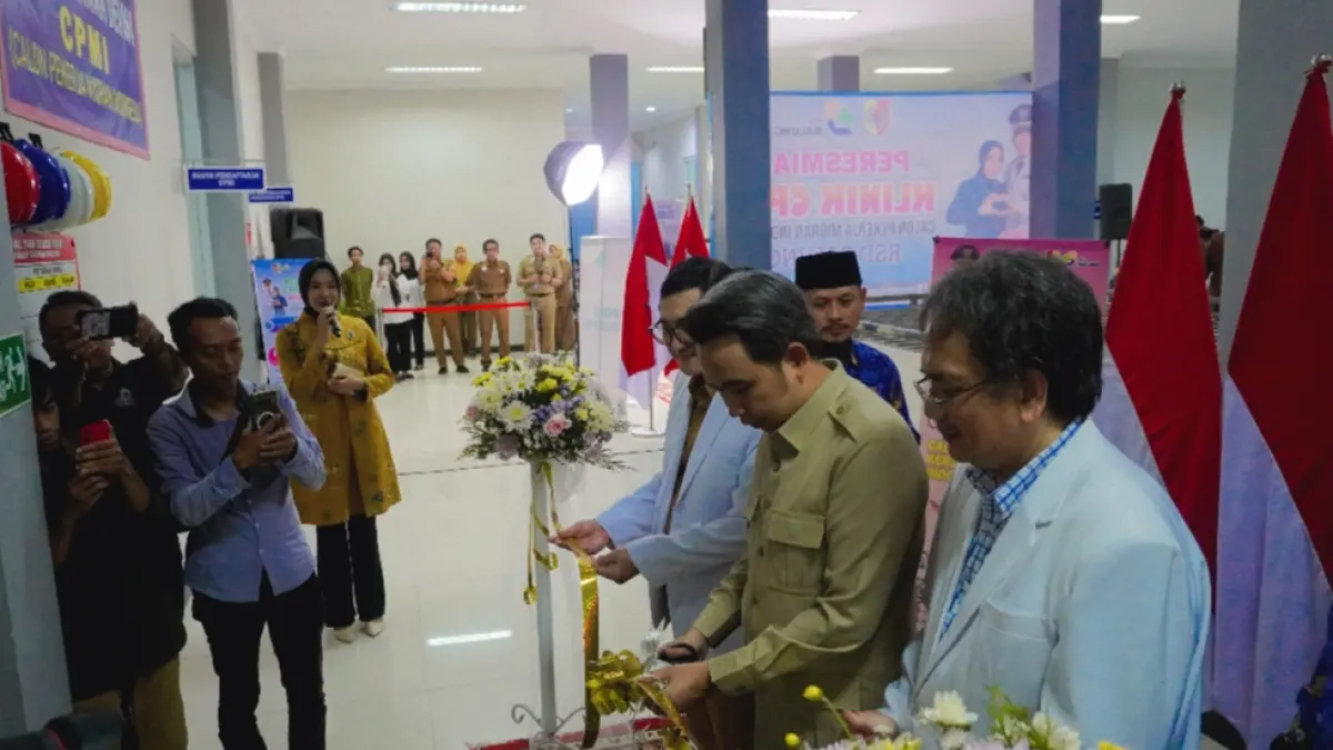 Bupati Gus Fawait (tengah berkopiah), saat meresmikan klinik khusus CPMI di RSD Balung, Jember, Senin (27/4/2026). (Foto: Maulana/Radar Jember)